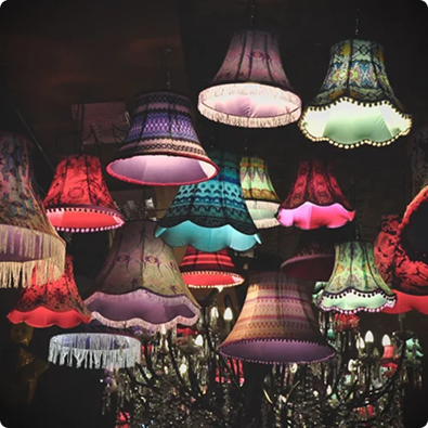 Abat-jour artisanaux suspendus, illustrant le savoir-faire transmis en formation abat-jour.