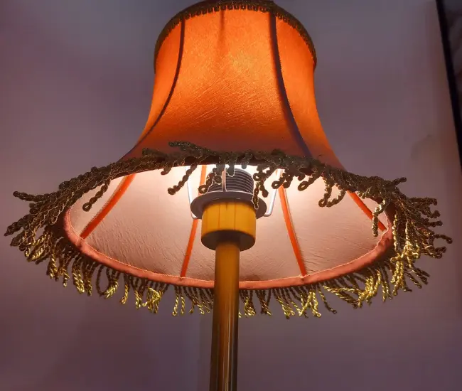 Abat-jour pagode habillé d’un tissu tendu, présenté dans le cadre de la formation.