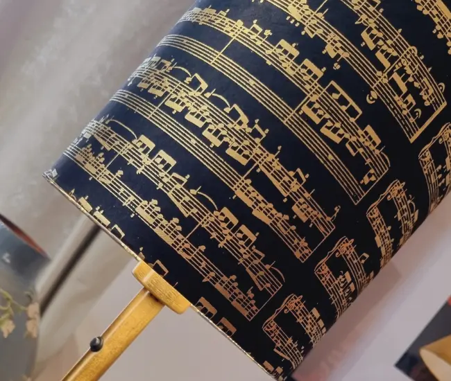 Abat-jour rigide contrecollé fabriqué durant une session d’apprentissage.