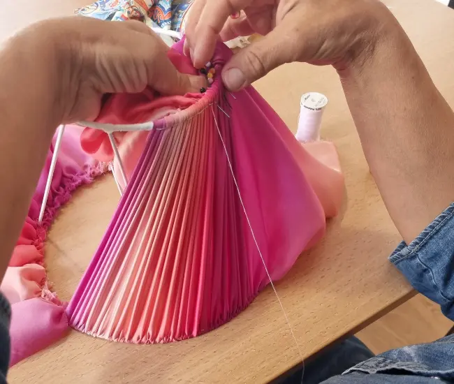 Abat-jour travaillé en plissé, réalisé lors des ateliers pratiques.