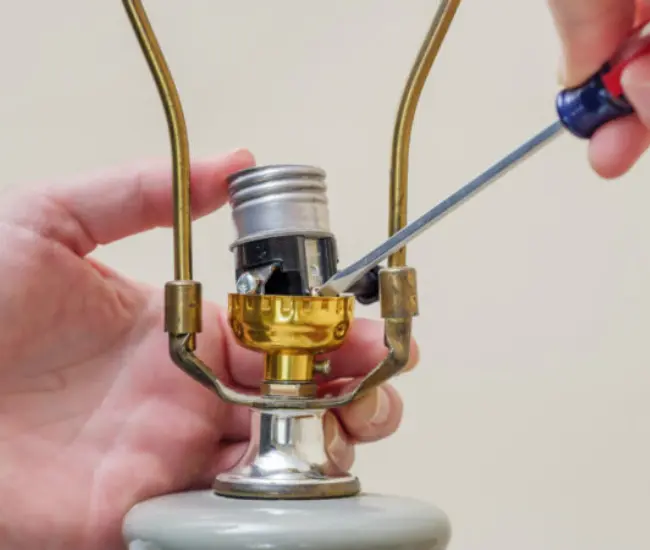 Dédié à l’apprentissage des règles électriques et des normes CE pour luminaires.