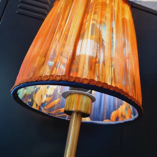 Abat-jour plissé dont chaque pli régulier traduit l’apprentissage d’une technique exigeante et minutieuse.