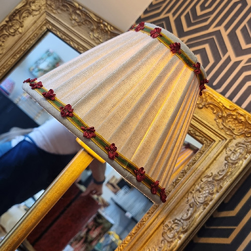 “Abat-jour plissé aux finitions fleuries